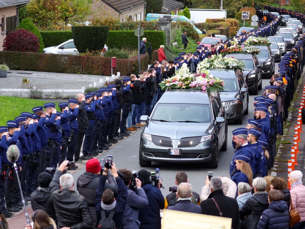 Foto: Policías belgas forman al paso del coche fúnebre que lleva al asesinado. (Reuters)