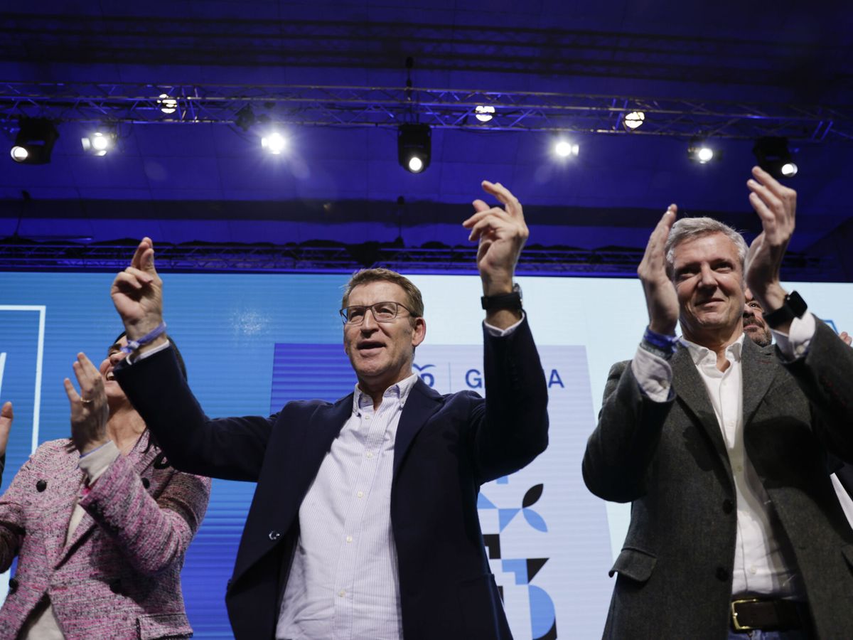 Foto: El presidente del PP, Alberto Núñez Feijóo (i); y el candidato a la Xunta, Alfonso Rueda (d), durante el mitin de cierre de campaña en A Coruña (EFE/Cabalar)