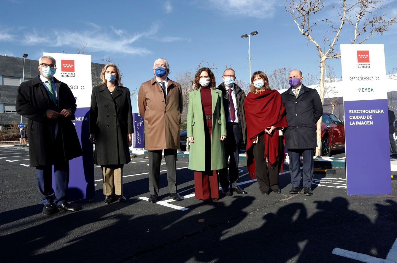 Isabel Díaz Ayuso inaugura la mayor electrolinera de carga rápida en España. (EFE/Javier Lizon) 