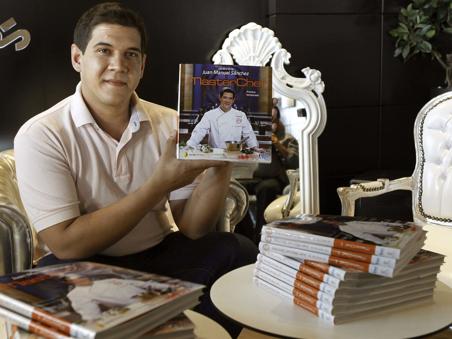 Juan Manuel pudo publicar su libro de recetas al ser el primer ganador de MasterChef (EFE)