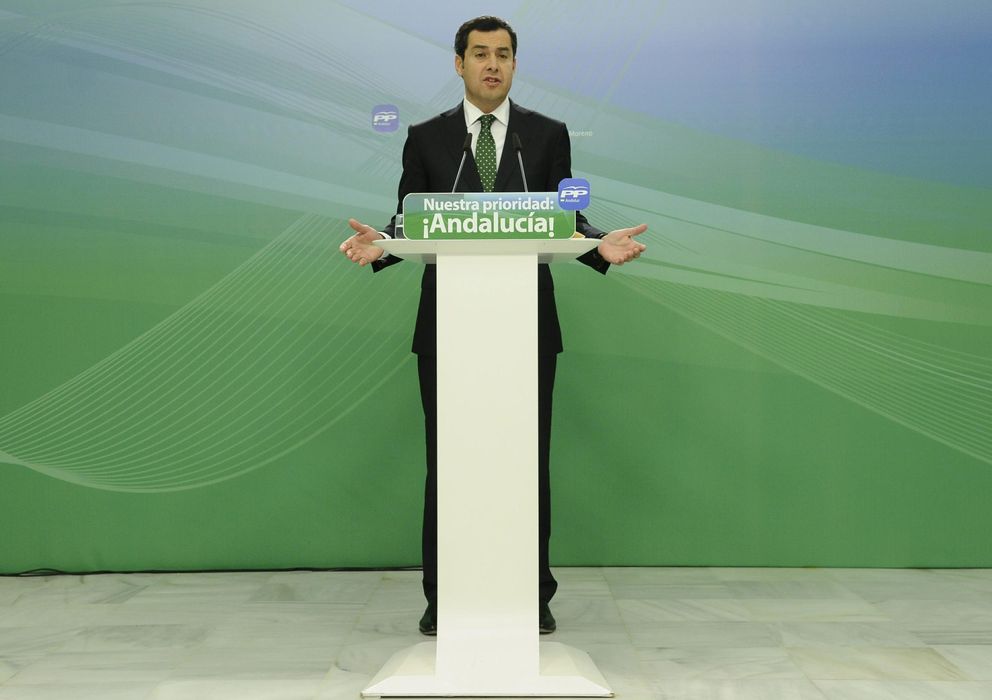 Foto: El presidente del PP-A, Juanma Moreno durante la rueda de prensa. (Efe)