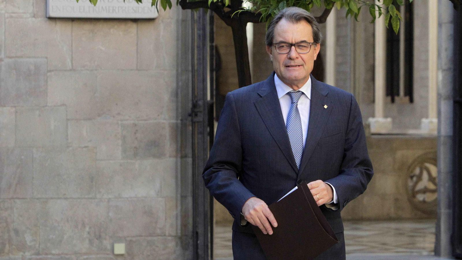 Foto: El presidente de la Generalitat en funciones, Artur Mas, a su llegada a una reunión semanal del gobierno catalán. (Efe)