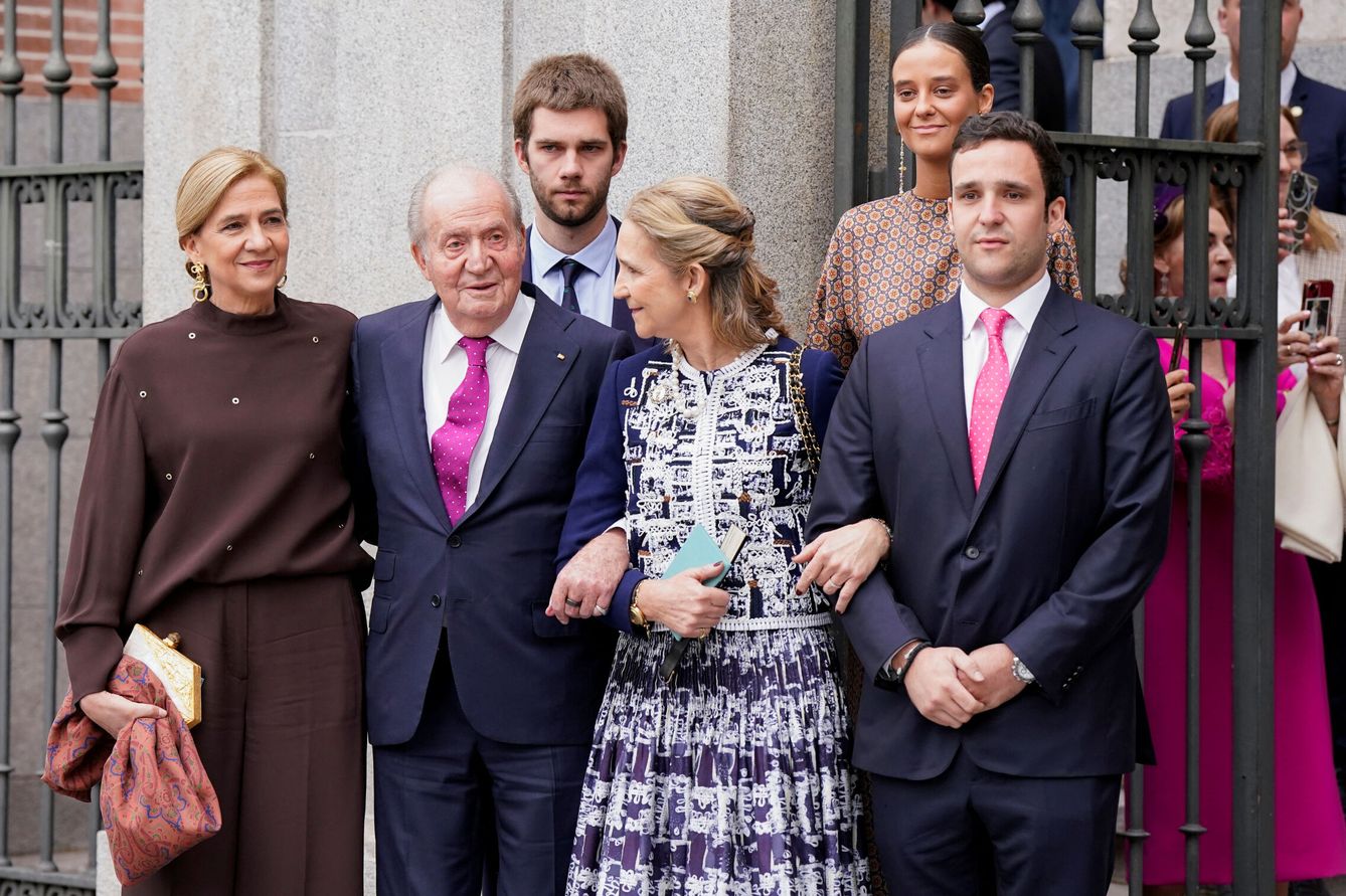La familia del Rey, con la infanta Elena en el centro. (Reuters)