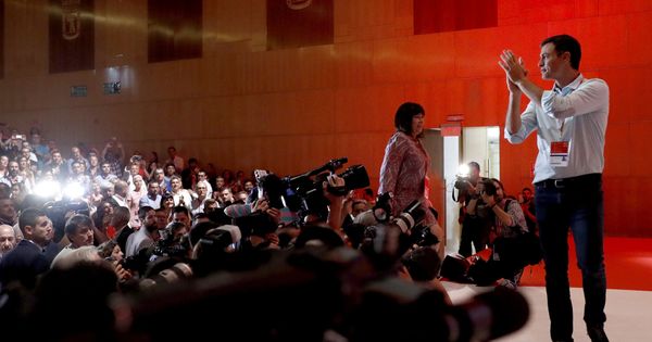 Foto: El líder del PSOE, Pedro Sánchez, saluda a los delegados asistentes al 39º Congreso Federal de su partido. (EFE)