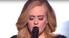 Adele y sus exageradas pestañas postizas durante una actuación en los NRJ Music Awards