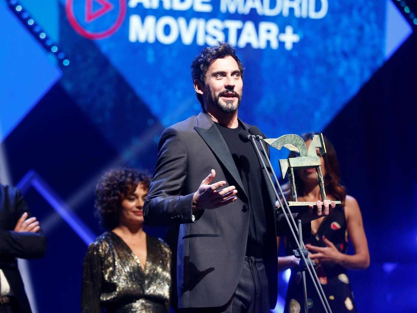 Paco León recibe el Premio Ondas nacional de televisión a la mejor serie española por 'Arde Madrid'. (EFE)