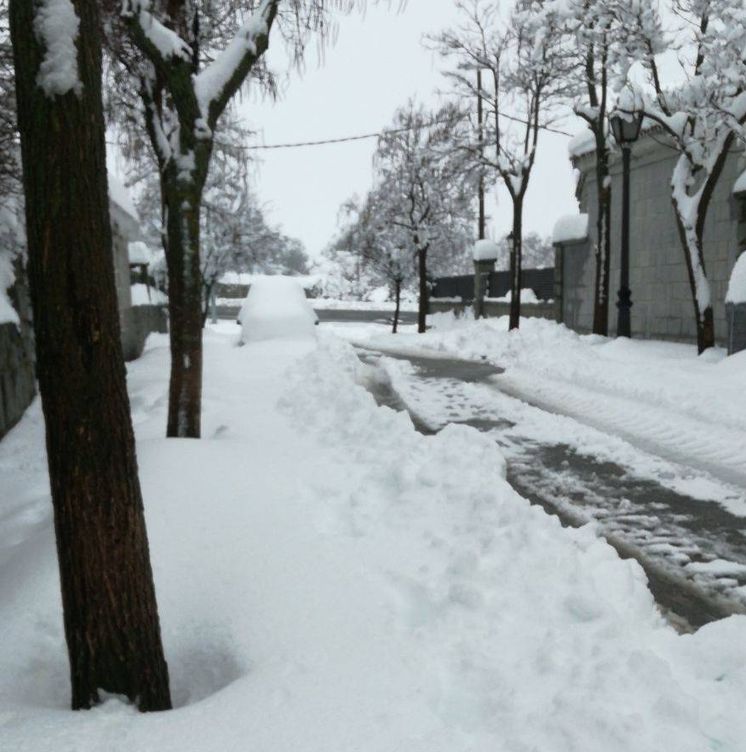 La calle de la familia de Gema e Iván cubierta de nieve.