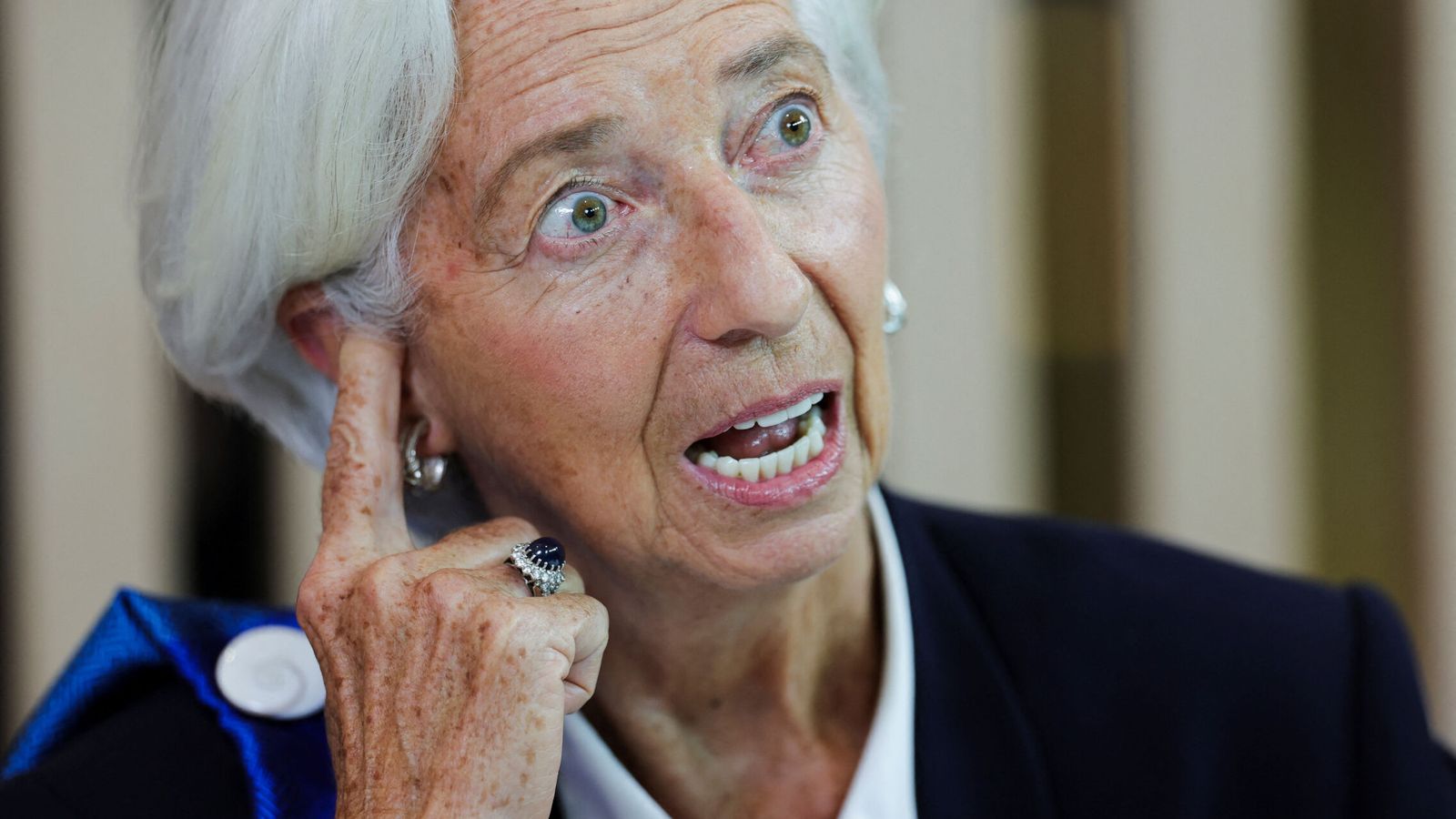 Lagarde considera que la solución para Francia está en casa y aleja una intervención del BCE