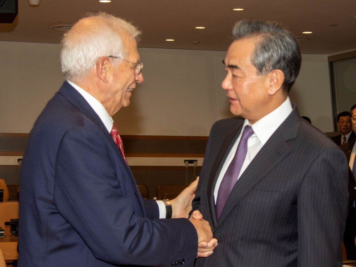 Foto: Borrell y Wang Yi, en una foto de archivo de 2019. (EFE/Miguel Rajmil)