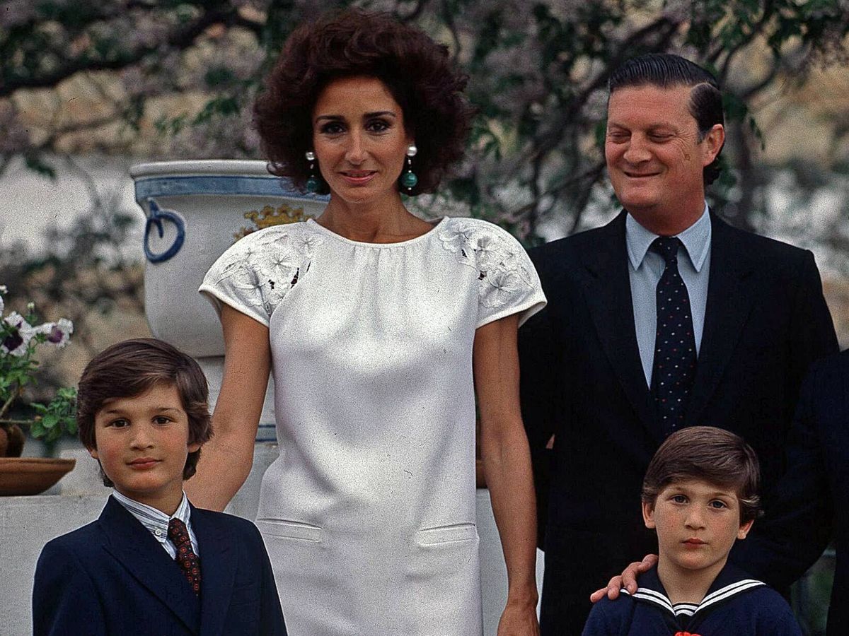 Foto: Naty Abascal y Rafael Medina, duque de Feria, con sus hijos Rafa y Luis en 1984. (Gtres)