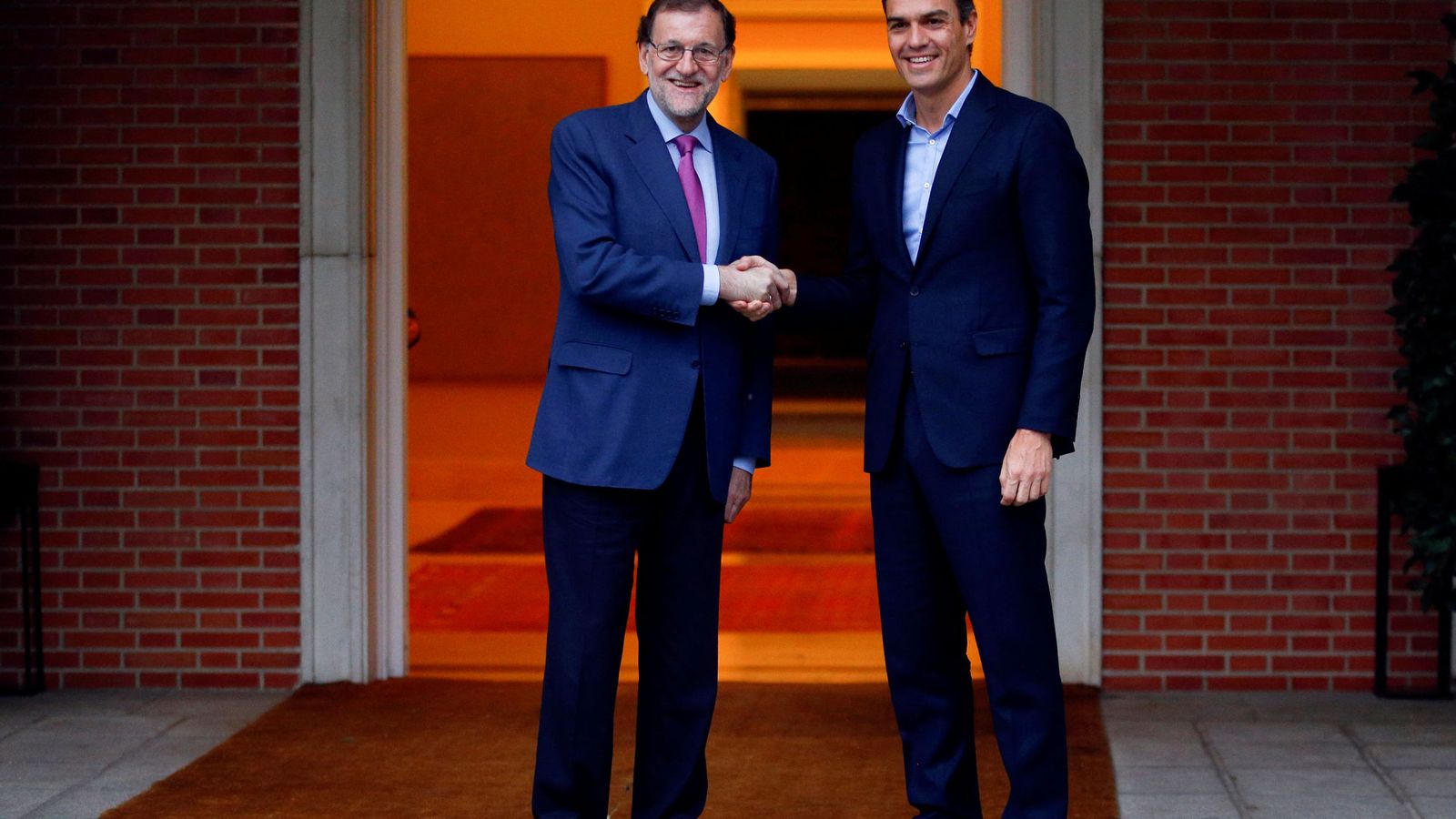 Foto: Mariano Rajoy saluda a Pedro Sánchez, este 6 de julio en La Moncloa. (Reuters)