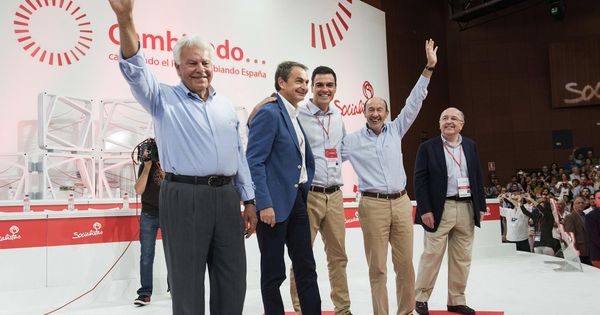 Foto: Sánchez, con González, Zapatero, Rubalcaba y Almunia, en el cierre del último congreso extraordinario del PSOE, el 27 de julio de 2014. (EFE) 