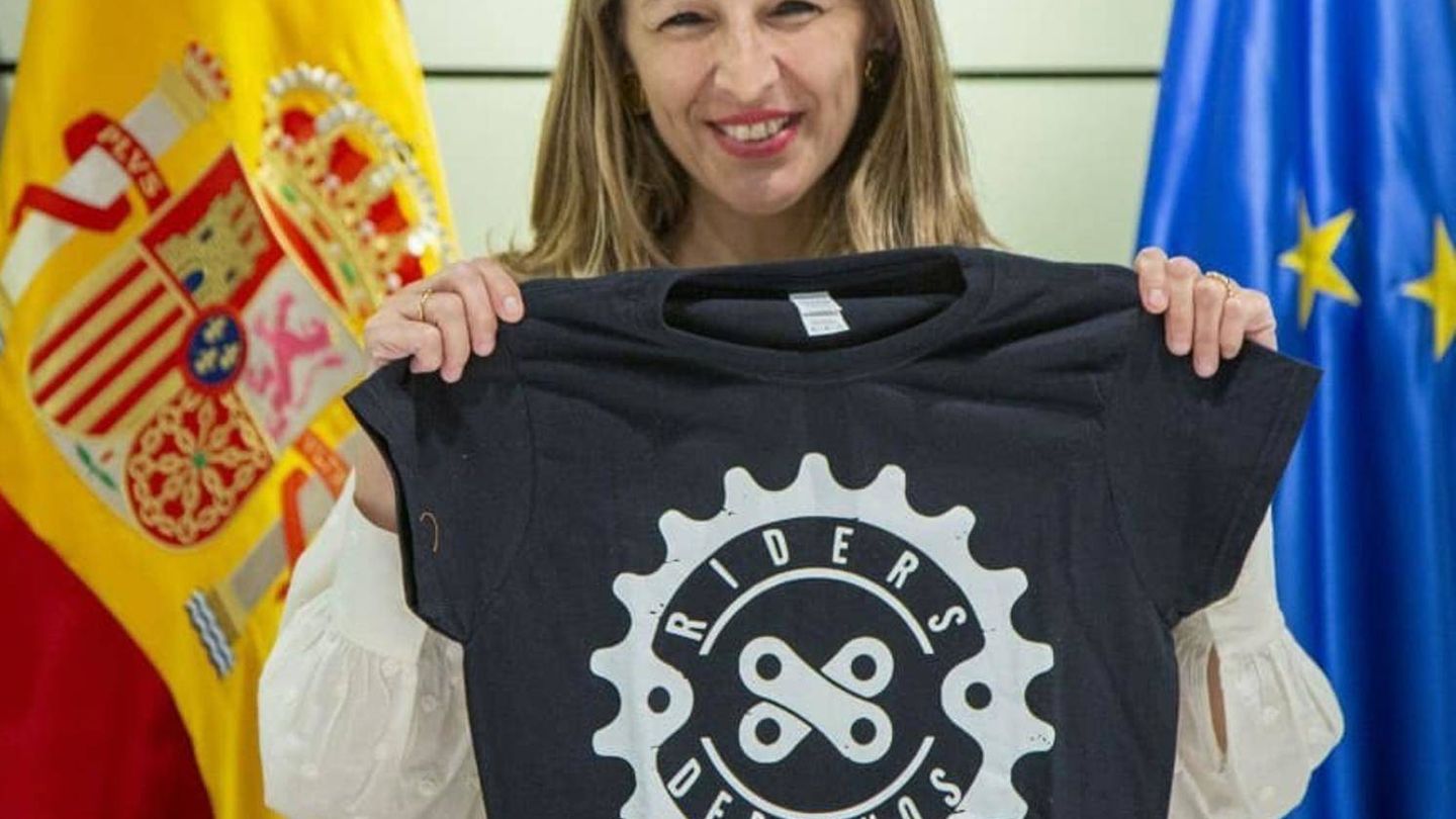 La ministra de Trabajo, Yolanda Díaz, en la sede del ministerio el pasado 1 de junio con la camiseta de RidersXDerechos. (RidersXDerechos)