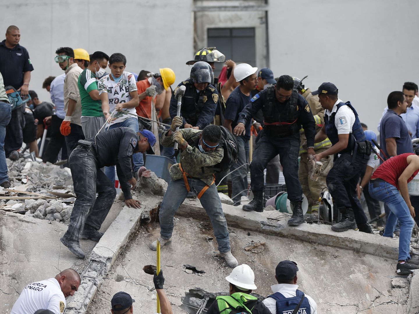 Cientos de mexicanos intentan rescatar a personas con vida de los edificios colapsados en Ciudad de México (México). (EFE)