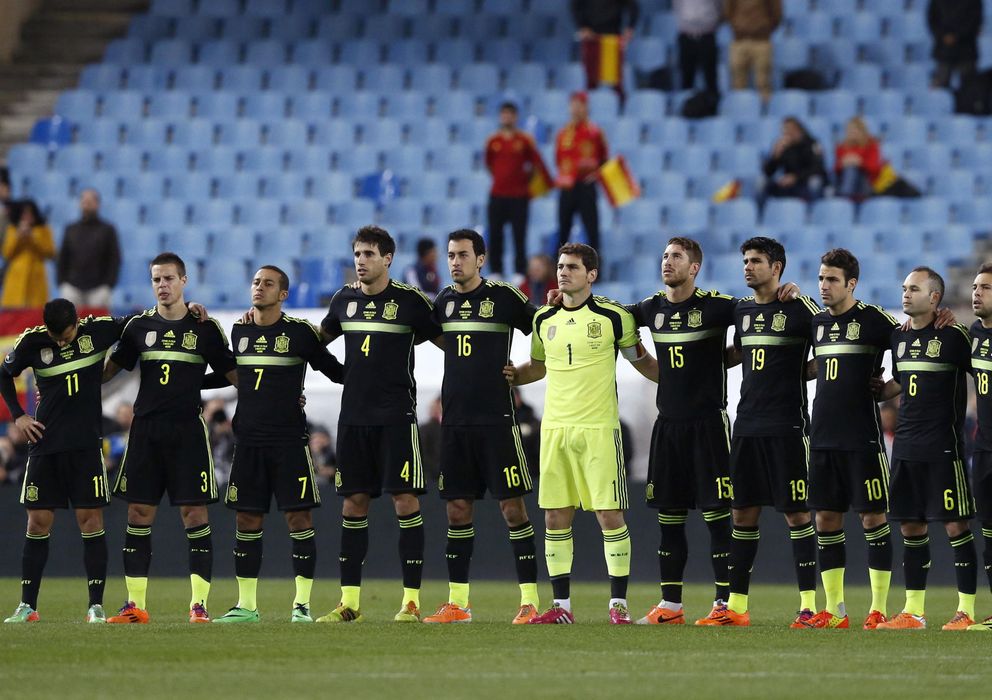Foto:  Los jugadores de la selección española de fútbol durante el homenaje a Luis Aragonés. (EFE)