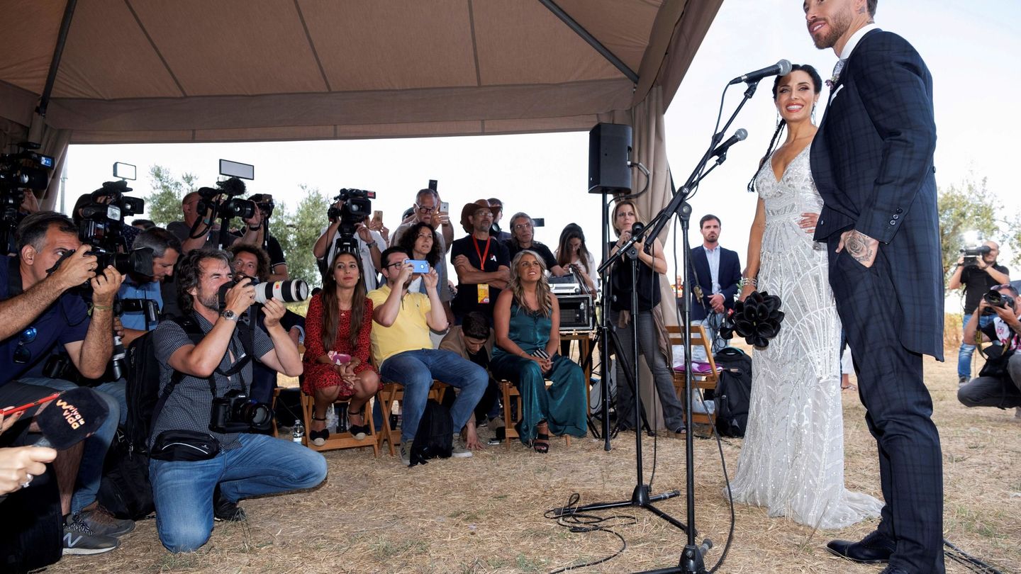 Sergio Ramos y Pilar Rubio atienden a los medios amablemente el día de su boda. (EFE)