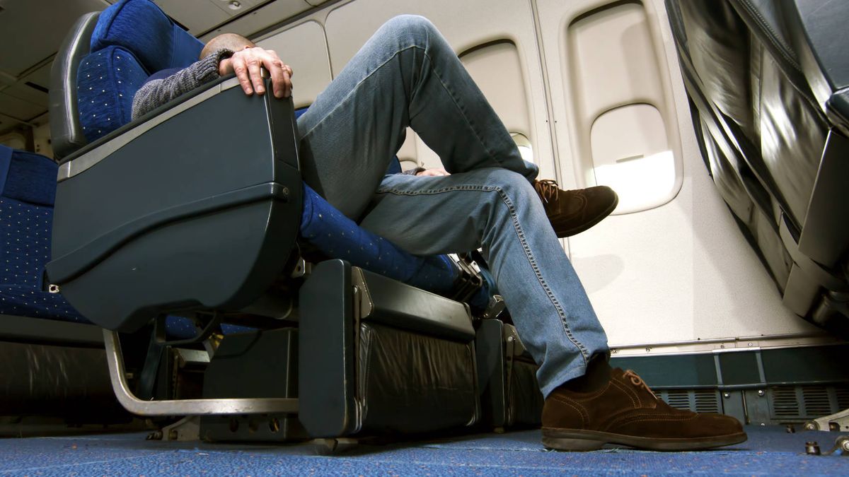 Este es el peor asiento que te puede tocar en un avión, y así es como puedes evitarlo