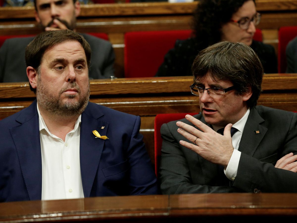 Foto: El expresidente catalán Carles Puigdemont y el exvicepresidente Oriol Junqueras en una imagen de archivo de 2017. (Reuters)