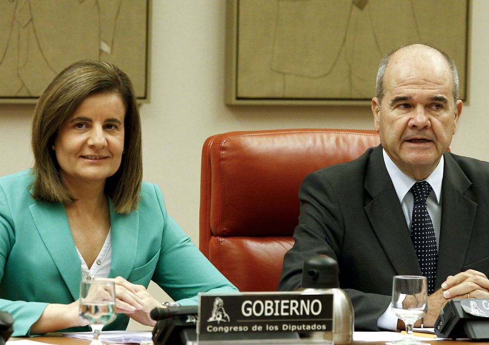 Foto: La ministra de Empleo y Seguridad Social, Fátima Báñez, junto al presidente de la Comisión de Seguimiento y Evaluación de los Acuerdos del Pacto de Toledo, Manu
