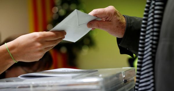 Foto: Un hombre deposita su voto en las elecciones. (Reuters)