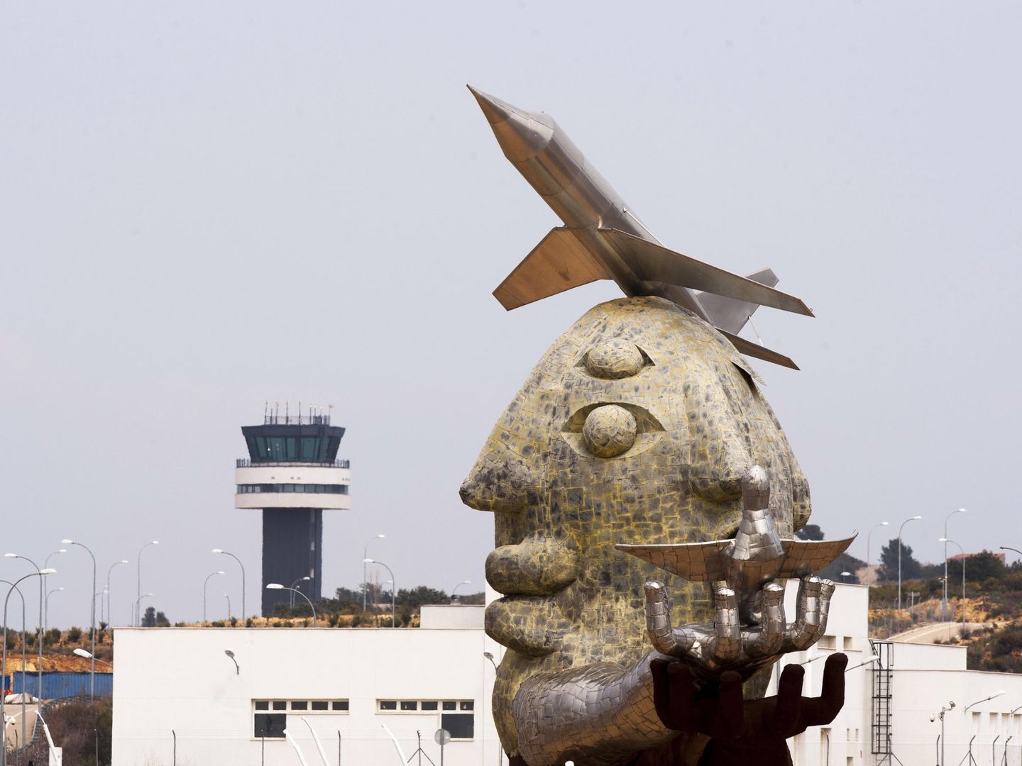 La escultura de Ripollés, en los accesos al Aeropuerto de Castellón. (EFE)