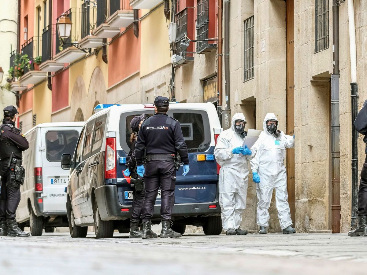 Foto: Dispositivo de la Policía Nacional para notificar el aislamiento a los afectados por el coronavirus en Logroño. (EFE)