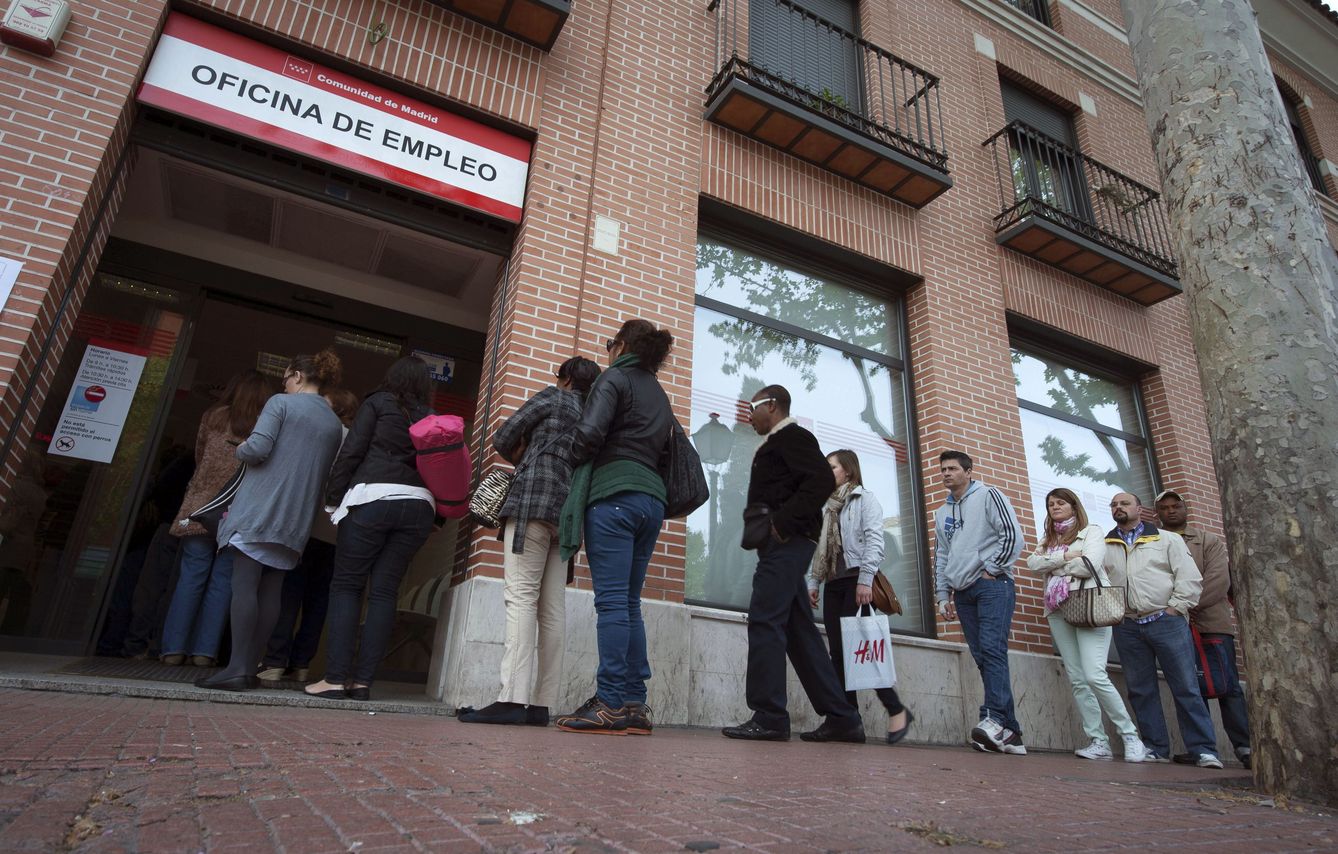 Una fila de personas esperando su turno ante una oficina de empleo, en una imagen de archivo. (EFE)