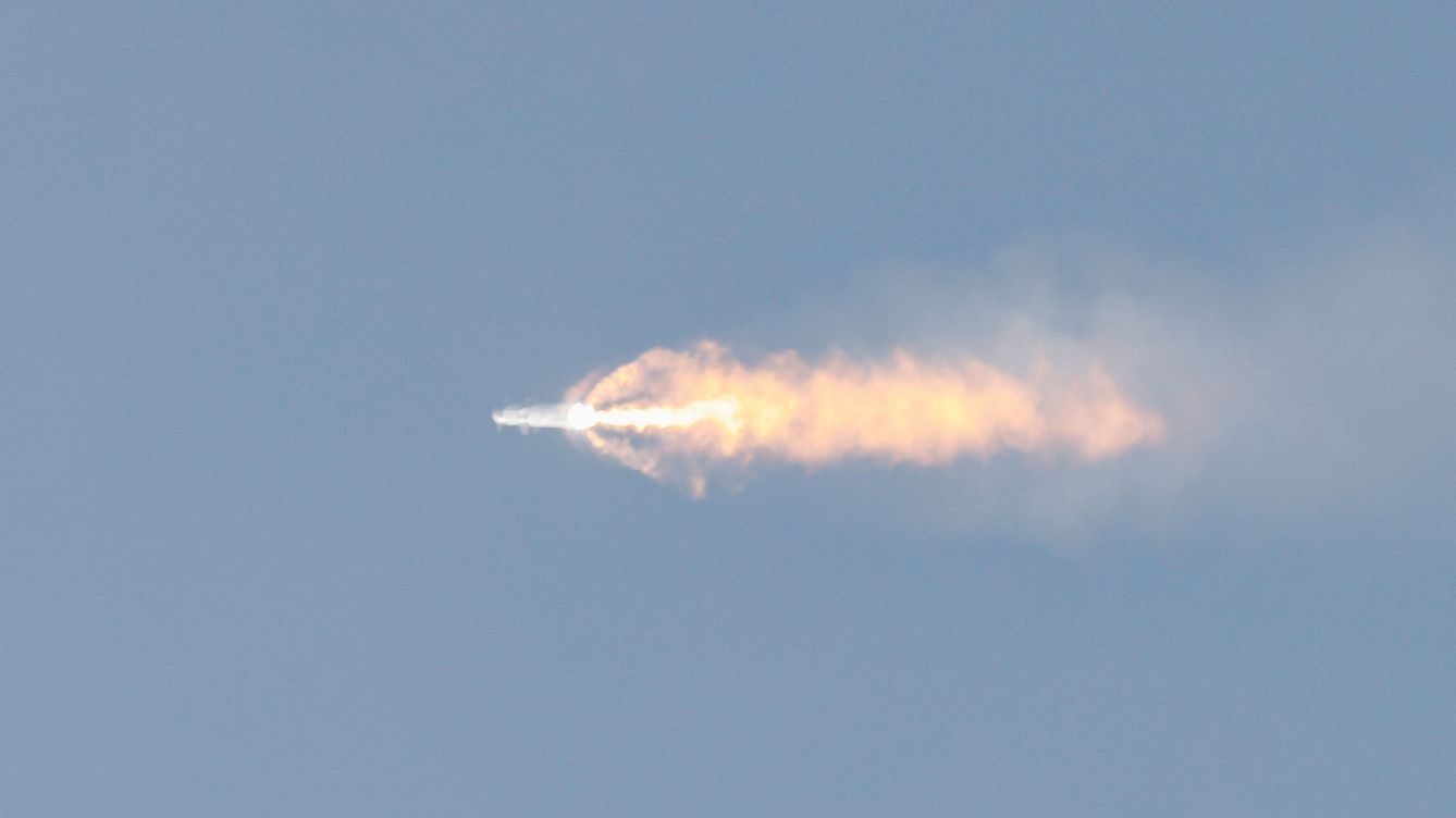 Foto: Un momento del lanzamiento de Starship, antes de su explosión. (Reuters/Joe Skipper)