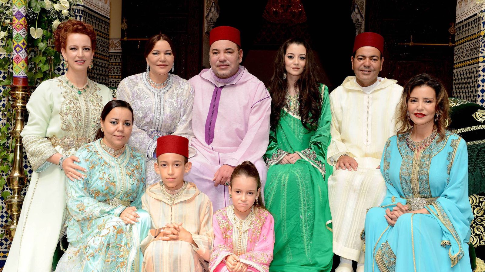 Foto:  La boda de Mulay Rachid y Lalla Oum. De izquierda a derecha, Lalla Salma, Lalla Hassan, Mohammed VI, Lalla Oum, Mulay Rachid y Lalla Meryem. Abajo, Lalla Asma, Mulay Hassan y Lalla Kadhija. (CP)