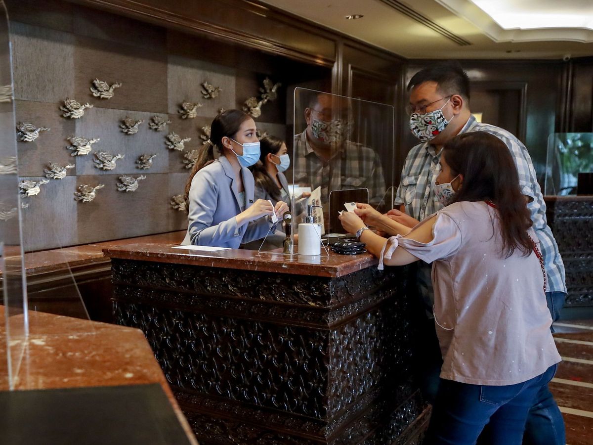Foto: Turistas realizando check-in en un hotel. (EFE/Diego Azubel)