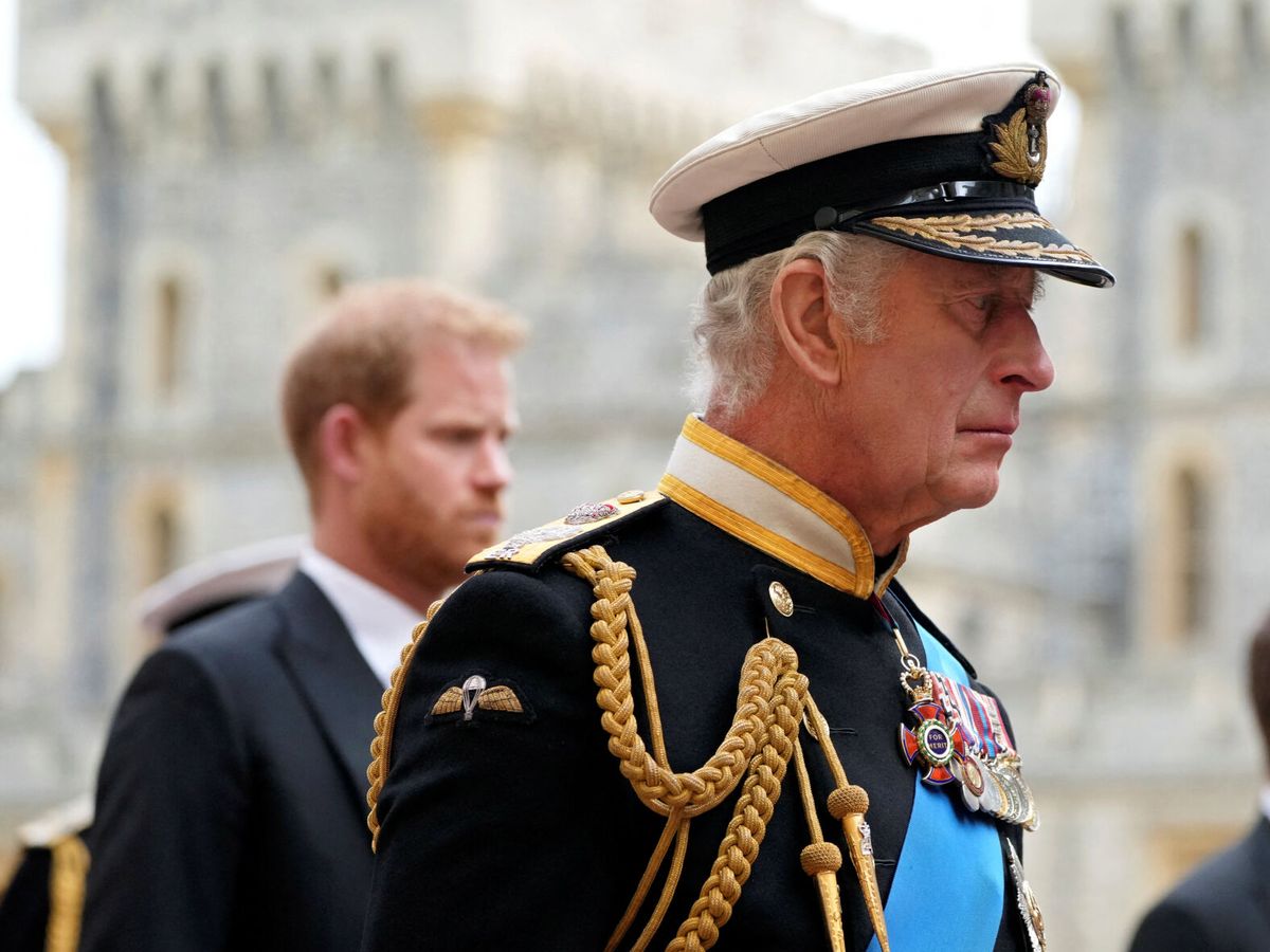Foto: Carlos III y el príncipe Harry. (Reuters/Pool/Jon Super)