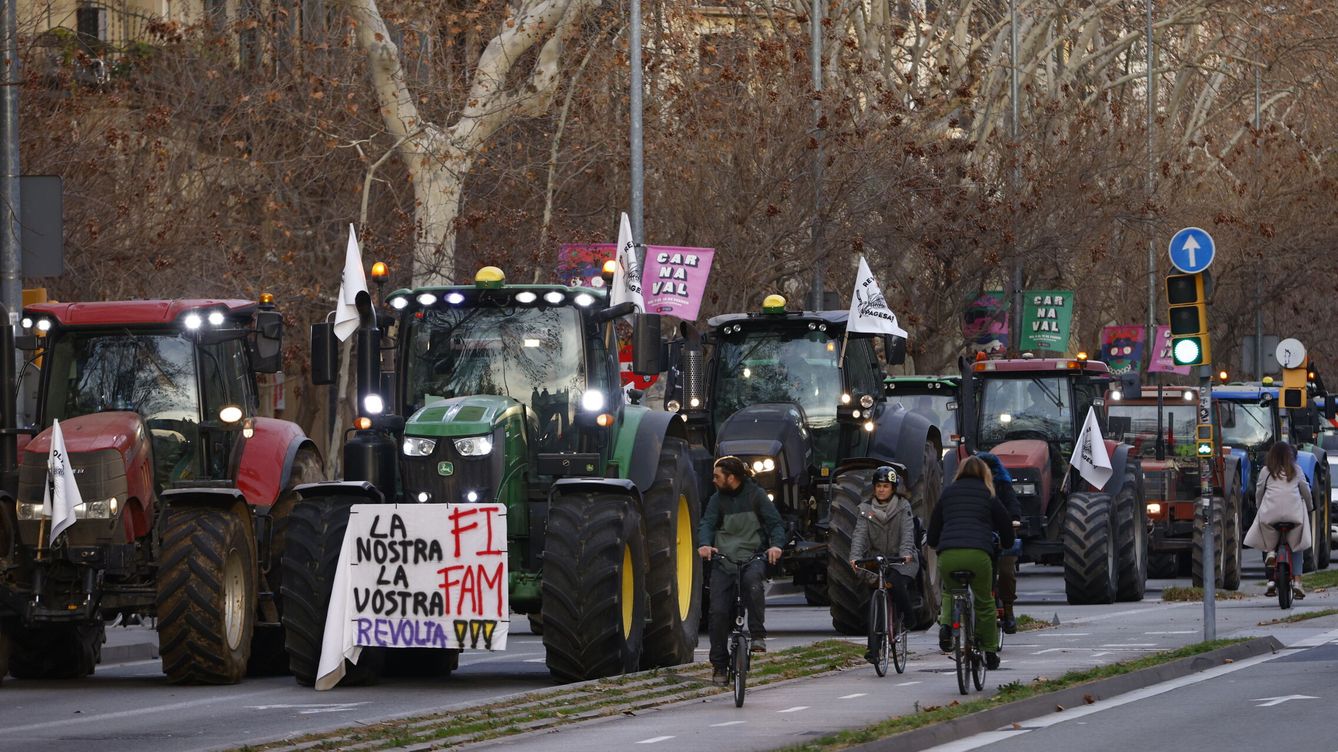 Foto: Decenas de agricultores con sus tractores se dirigen hacia el Parlament. (EFE/Quique García)