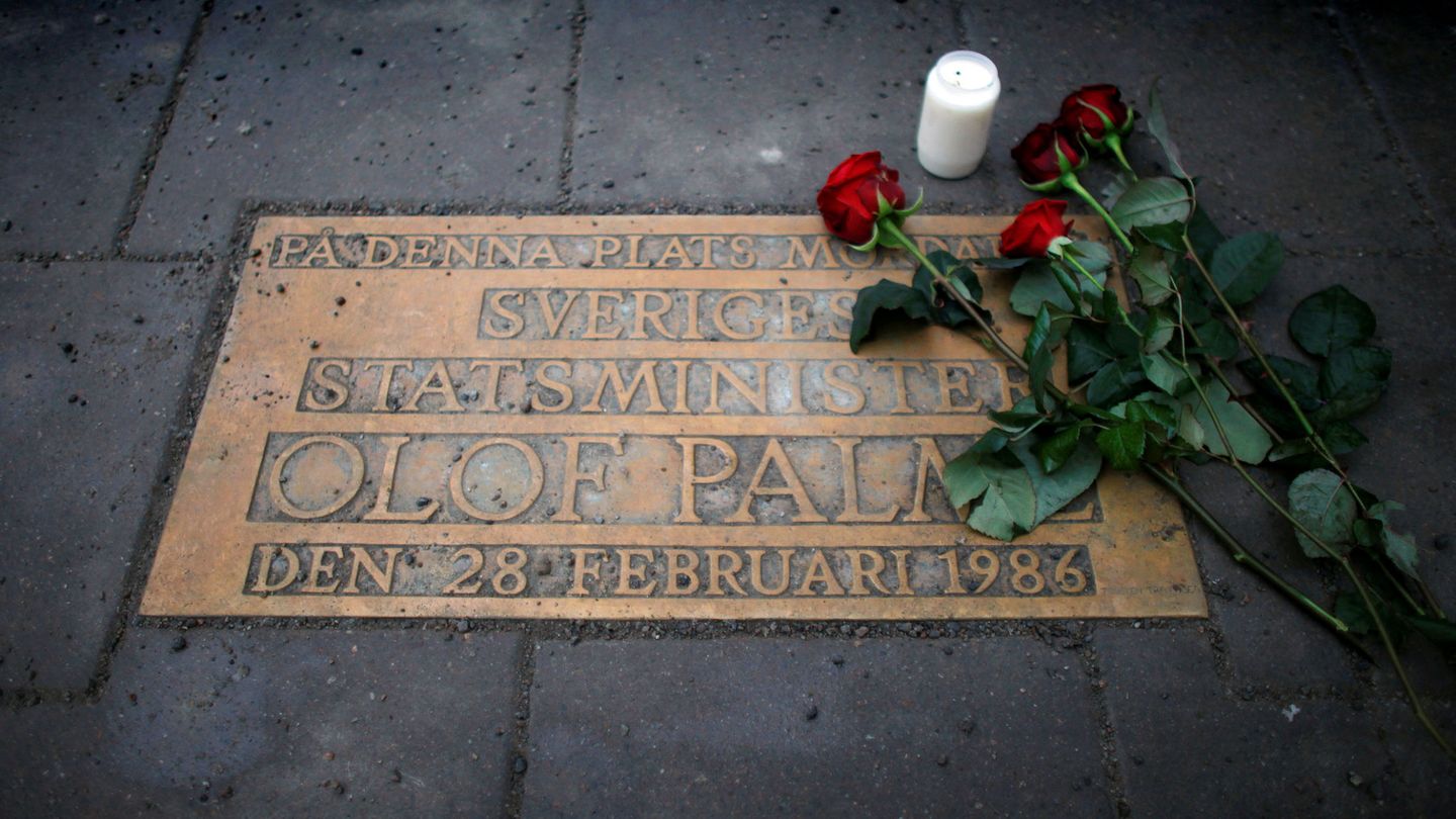 Una placa recordando a Olof Palme, asesinado en el centro de Estocolmo.