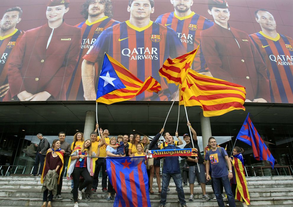 Foto: Varias personas congregadas frente al Camp Nou participan en la cadena humana. (EFE)