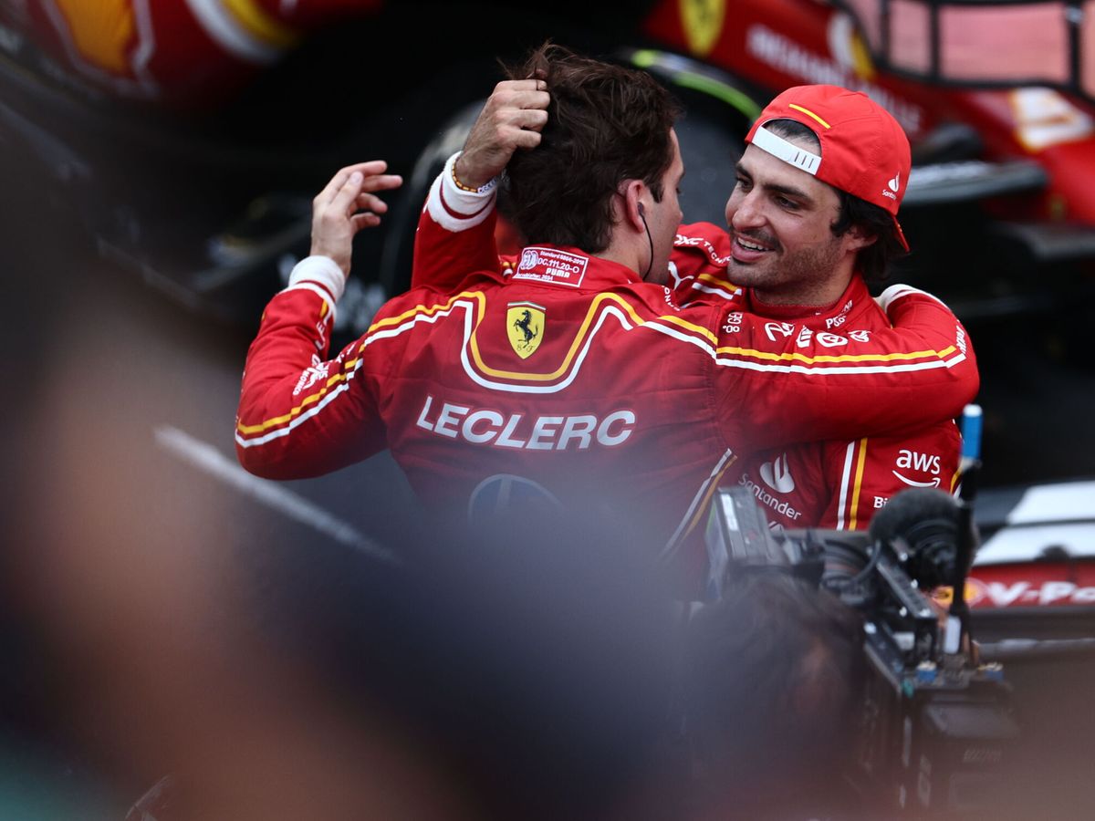 Foto: Sainz y Leclerc se abrazan tras la victoria del monegasco. (EFE/Anna Szilagyi)