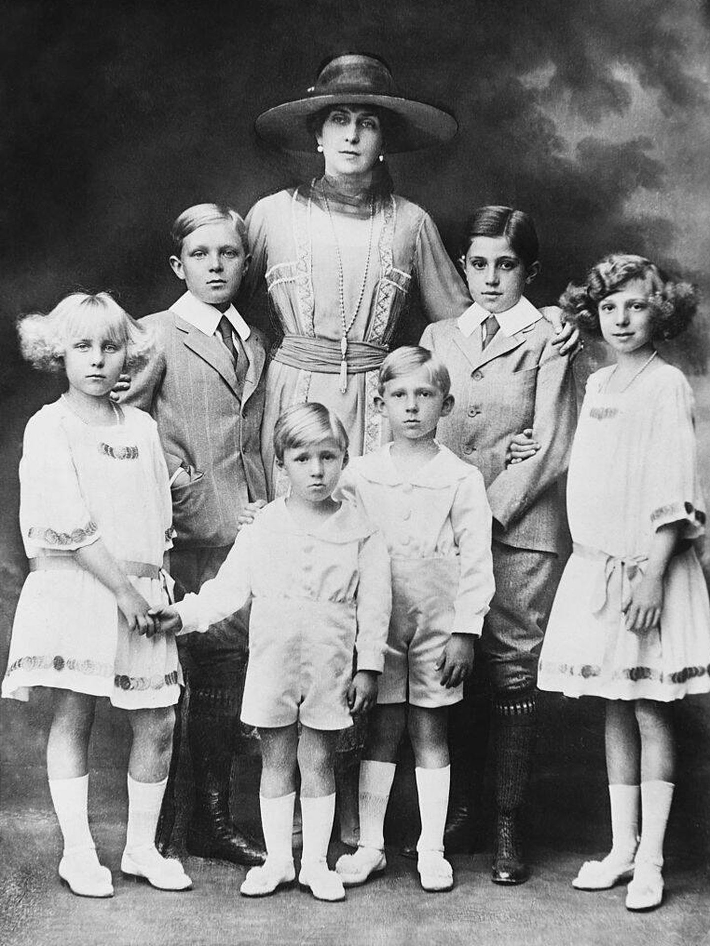 Victoria Eugenia, con sus seis hijos. (Hulton-Deutsch Collection/Corbis/Getty)
