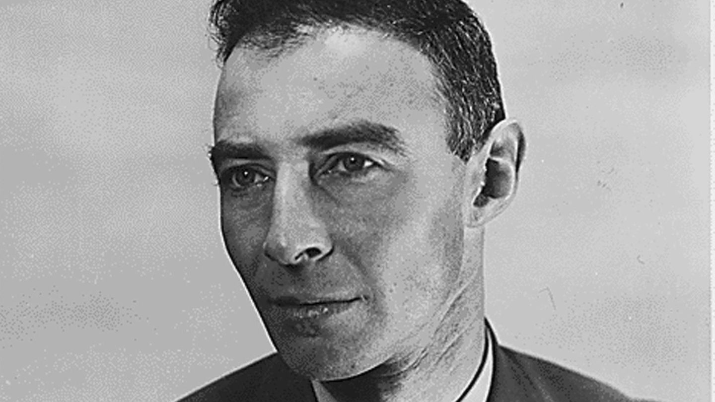 Fotografía de archivo facilitada por la Administración de Archivos Nacionales de Estados Unidos (NARA, en inglés) que muestra al físico y director del proyecto Manhattan, Robert Oppenheimer, en 1944. EFE