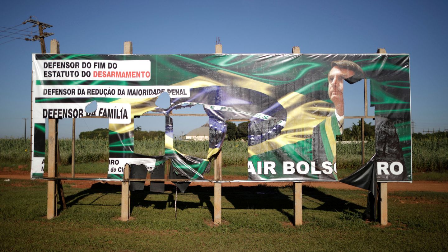 Cartel a favor del entonces diputado federal Jair Bolsonaro en Campo Novo do Parecis, el 27 de abril de 2018. (Reuters)