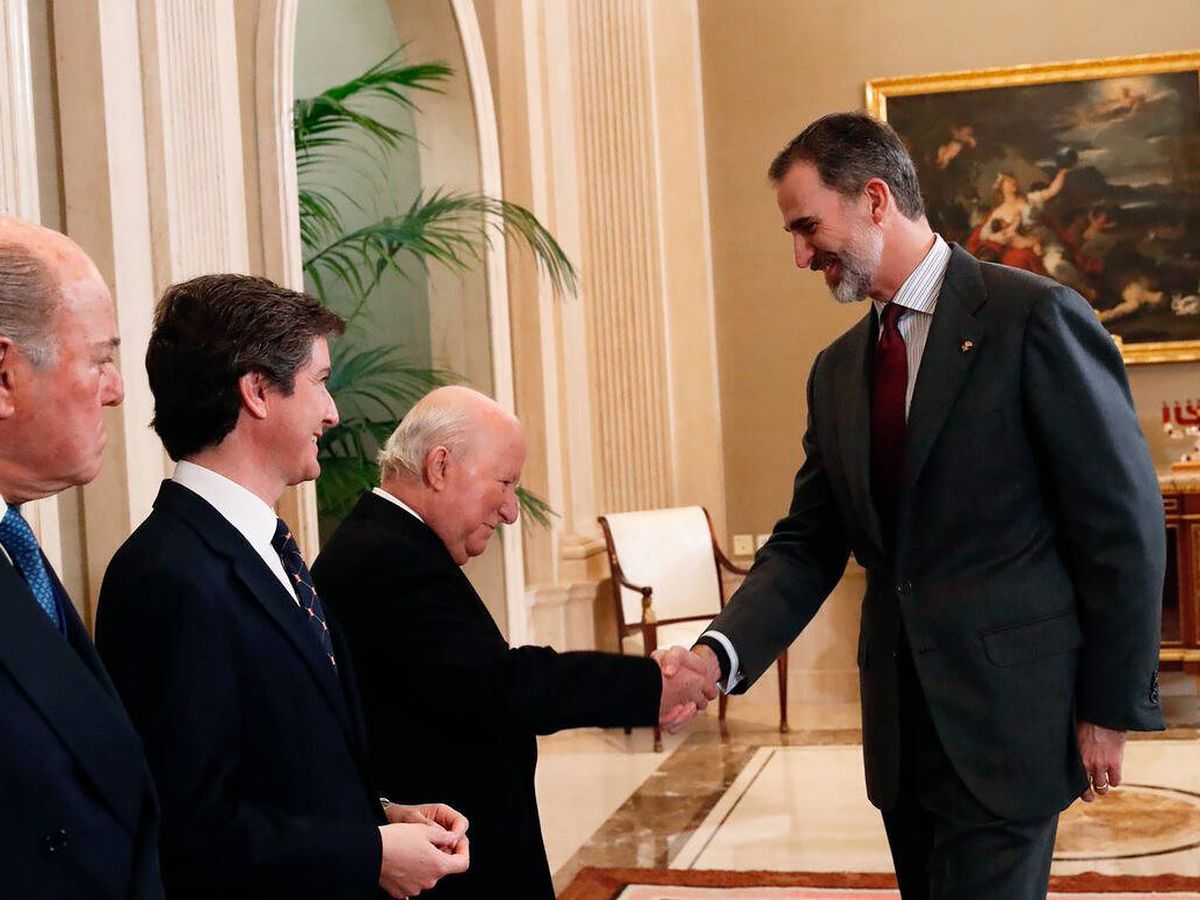 Foto: Felipe VI saluda a Víctor Urrutia (2d) en presencia de uno de sus hijos (2i) en 2018. (Europa Press/Casa de S. M. el Rey)