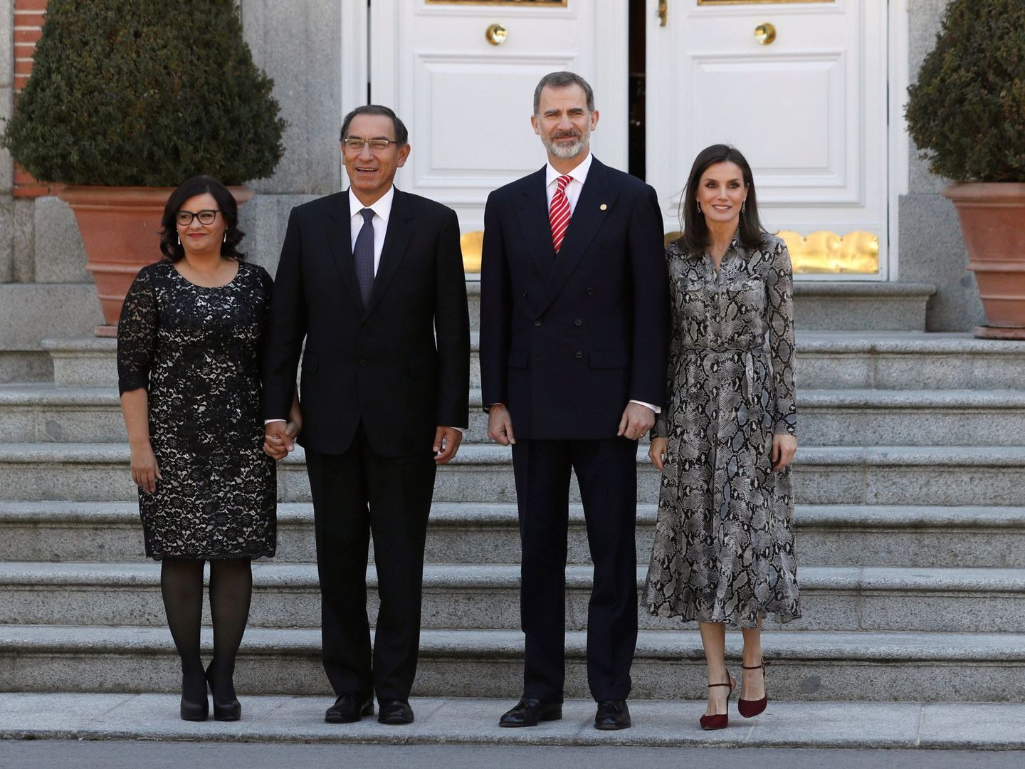El rey Felipe VI y la reina Letizia reciben al presidente de Perú, Martín Vizcarra, y a su esposa, Maribel Díaz, en el Palacio Real de Madrid.