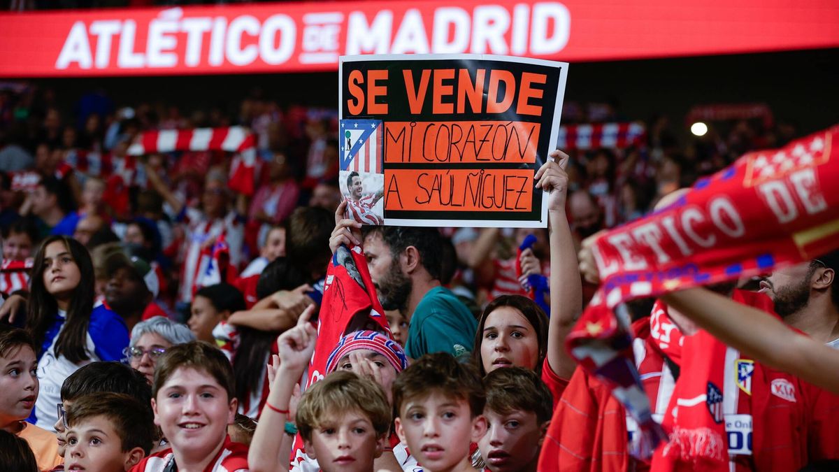 El peculiar cartel de "Se Vende" que se vio ayer en el Atlético de Madrid - Real Madrid