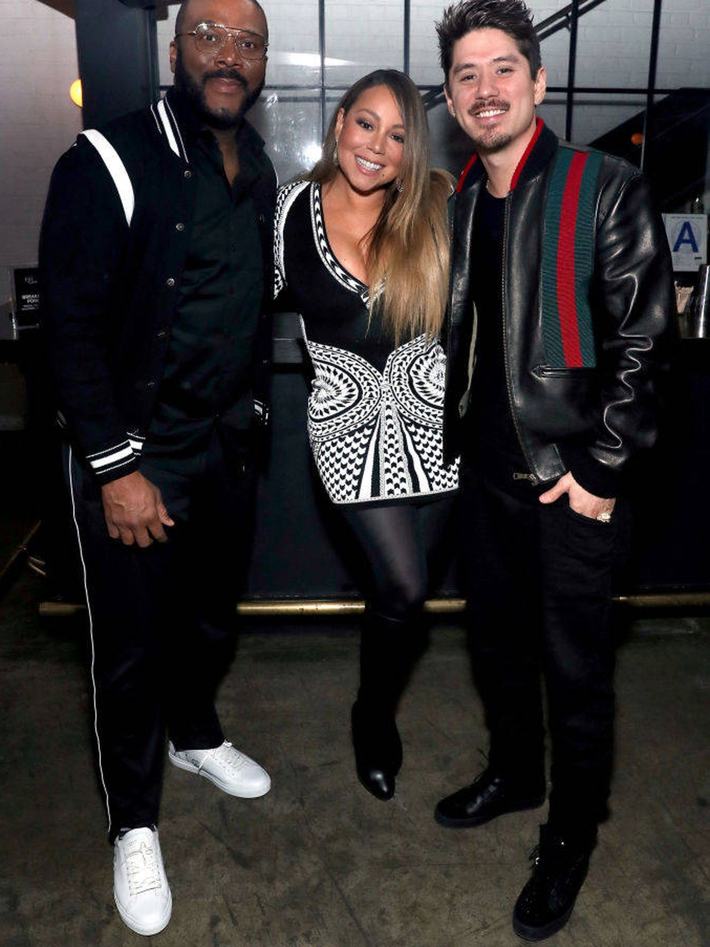 Con Mariah Carey y Bryan Tanaka, en el estreno de 'A Fall From Grace'. (Getty)