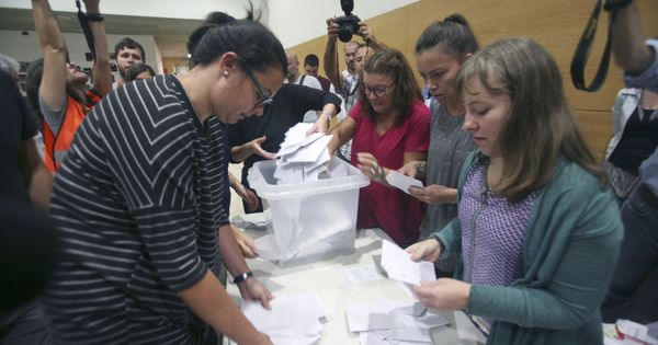 Foto: Recuento de votos del referéndum ilegal del 1-O en un instituto de Tarragona. (EFE)
