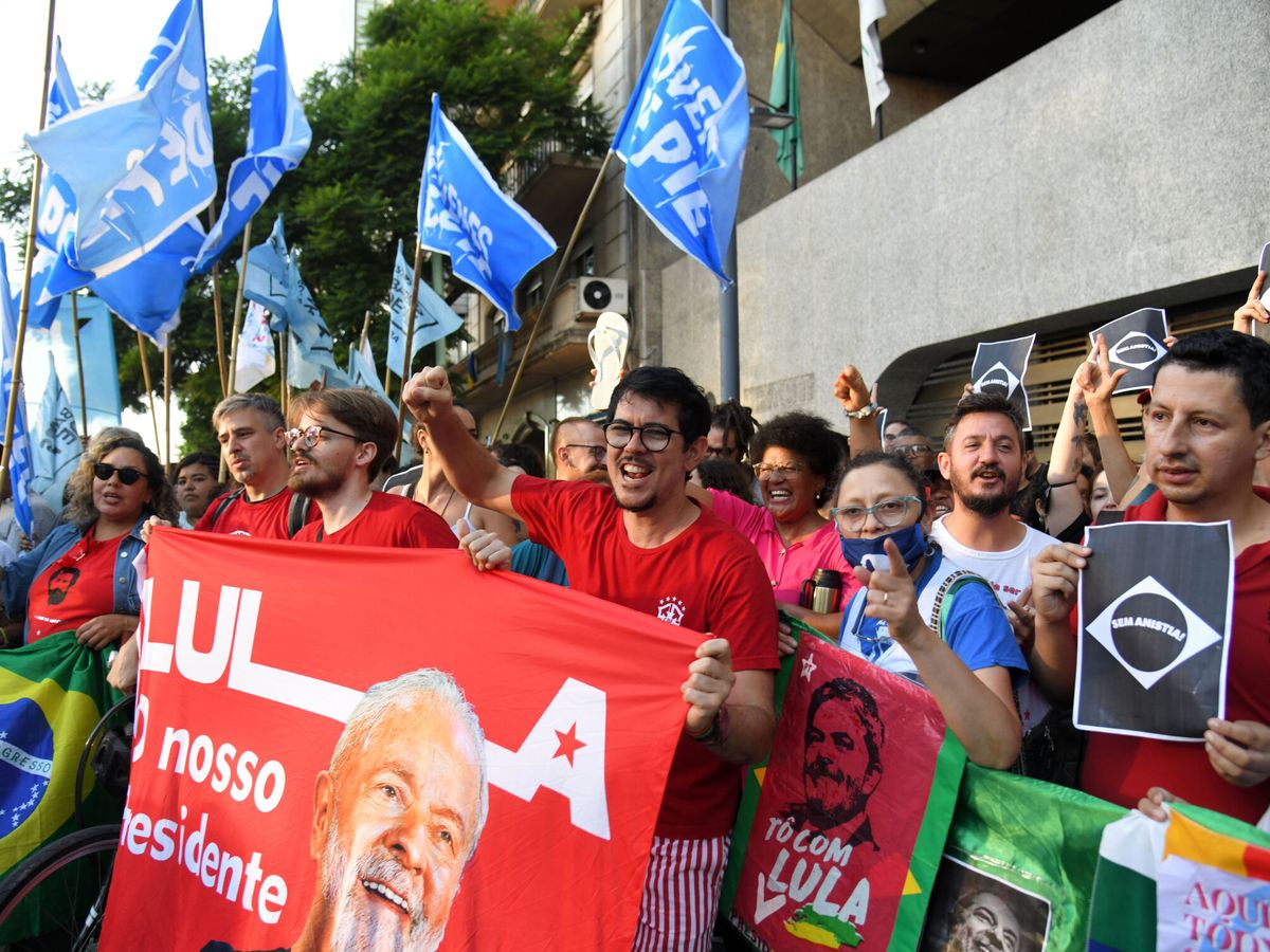 Foto: Ciudadanos brasileños se manifiestan a favor del presidente Lula. (EFE/Enrique García Medina)