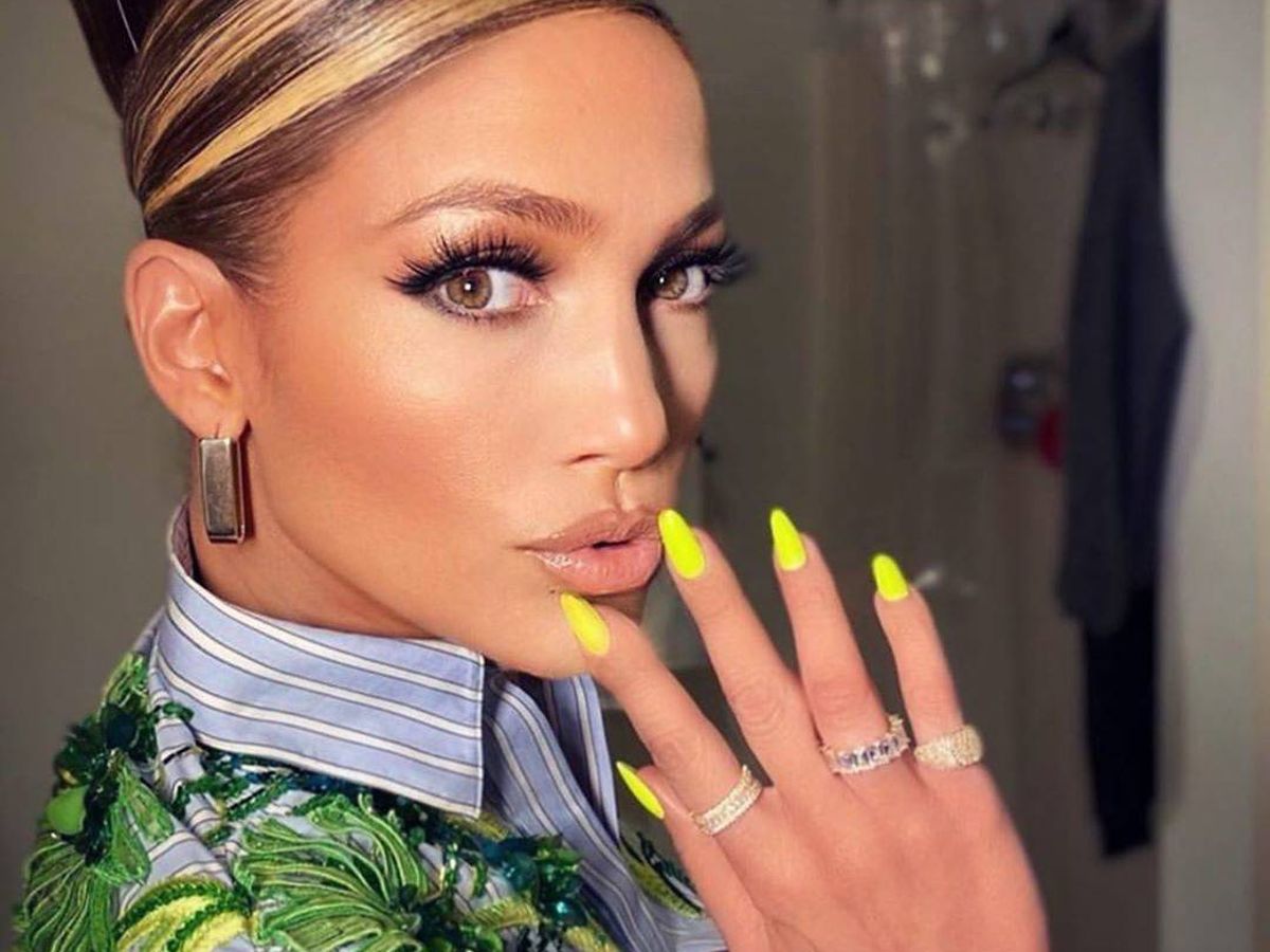 Foto: Jennifer Lopez alardea de su manicura neón. (Instagram, @jlo)