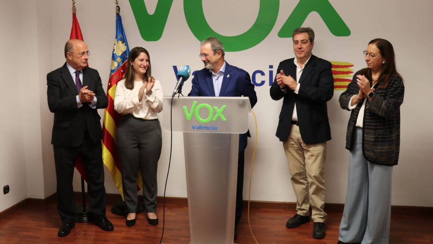 Carlos Flores, en la presentación de su candidatura, con otros dirigentes de Vox. 