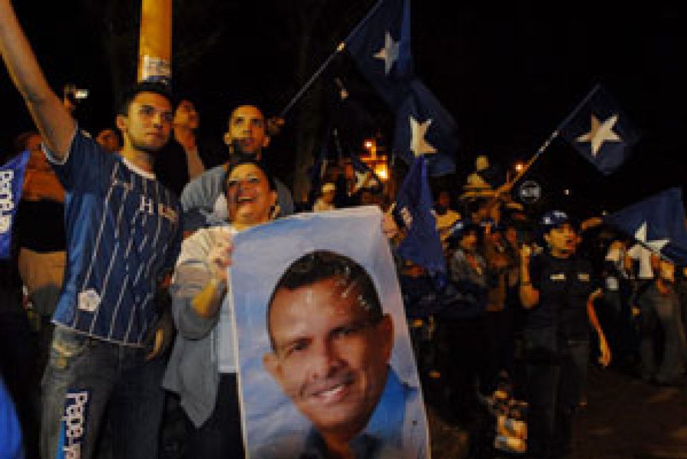 Foto: El opositor Porfirio Lobo gana unas polémicas elecciones en Honduras