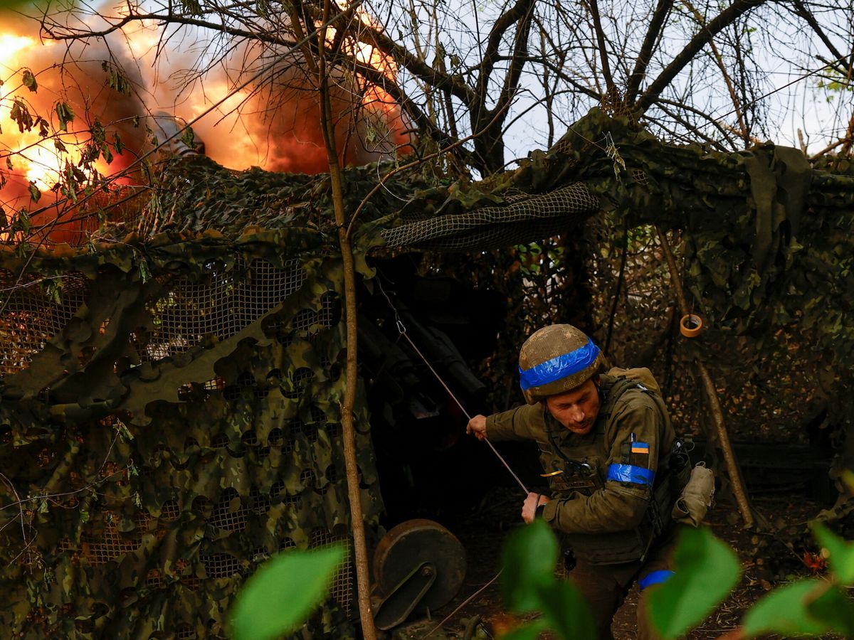 Foto: Un soldado, en la línea de frente del óblast de Járkov. (Reuters/Valentyn Ogirenko)