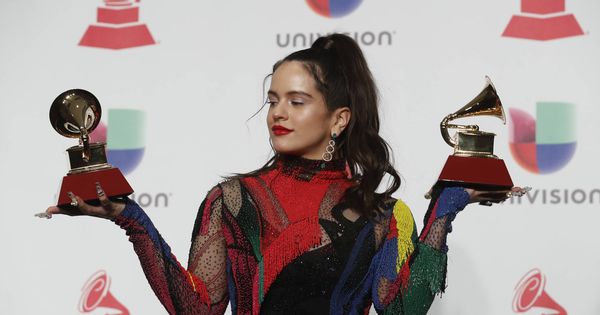 Foto: Rosalía con sus dos premios. (Reuters)