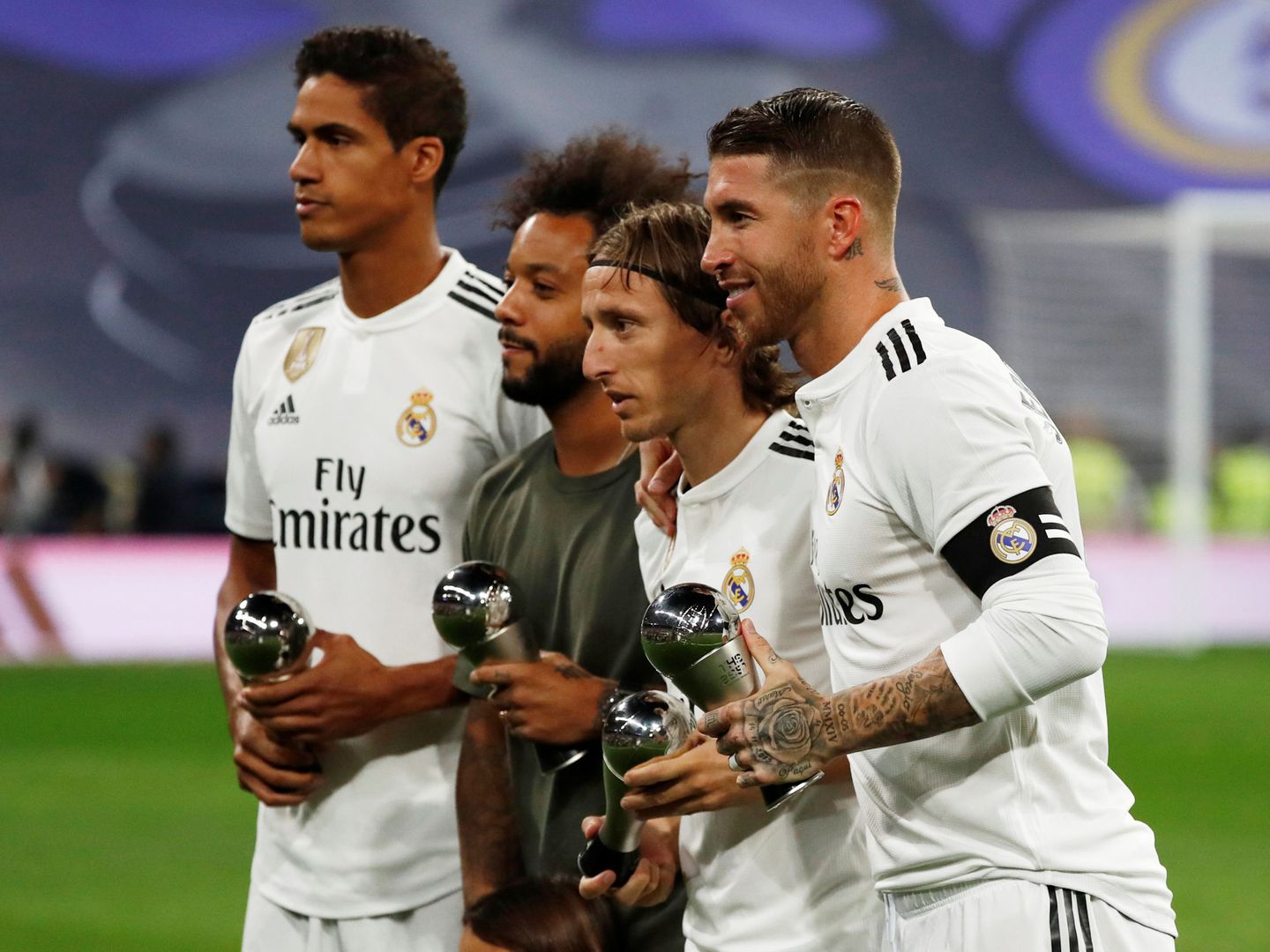 Cuatro de los cinco jugadores del Real Madrid que ofrecieron sus premios a la afición. (Reuters)